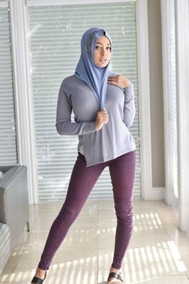 イスラム教徒のヒジャブの巨乳の若い売春婦がランジェリーを脱いで角質のザーメンふしだらな女