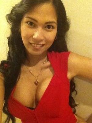 Anda est une mature asiatique chaude qui suce une bite