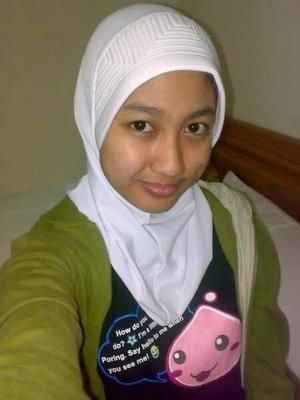 Jolie fille malaise hijab s'exhibant