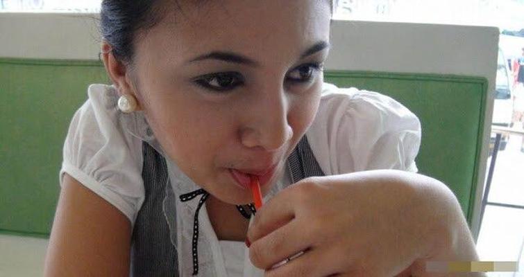 インドネシア - 女子学生の格好をした売春婦は常に客を獲得する