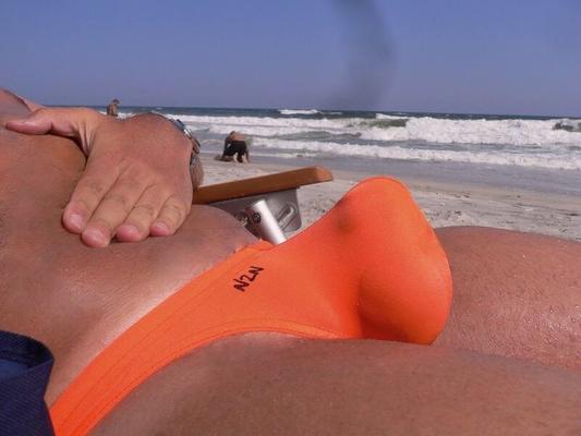 Speedo の男、剃り上げてツルツル、ビーチが大好き