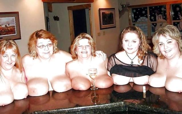 テーブルの上でおっぱいをティッテン・ア・フ・デム