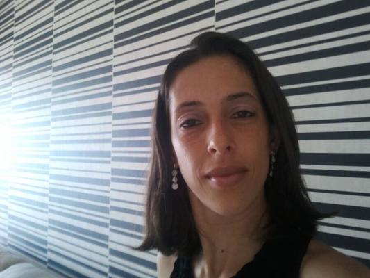 Femme rasée amateur pose nue sur Cam. 