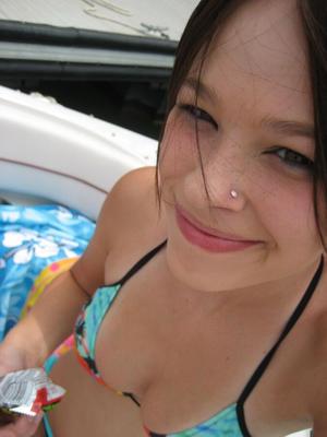 chica en bikini y lenceria