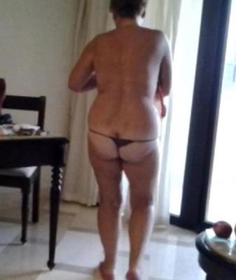 Simone dans String