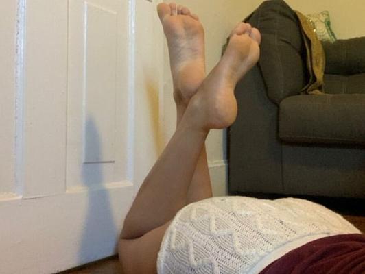Samantha, a tiny beauty with perfect feet