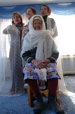 ロシアの産毛ショールを着た女の子たち