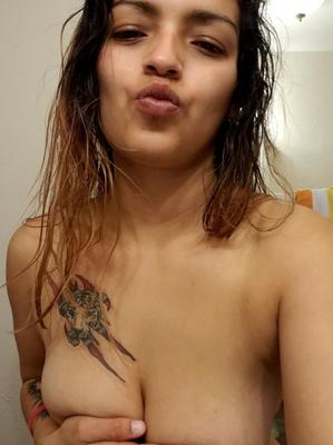 Salope tatouée sud-américaine avec une toile de seau de boue crémeuse
