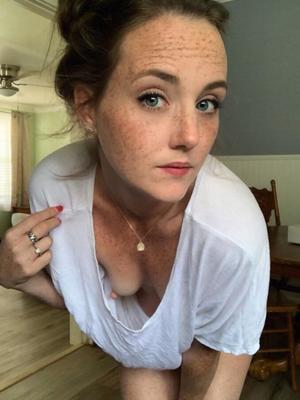 MILF mignonne avec des taches de rousseur