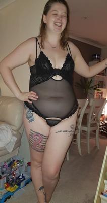 Une grosse femme britannique britannique, une MILF, se masturbe en lingerie.