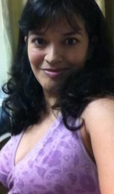 MILF enceinte exhibant ses courbes