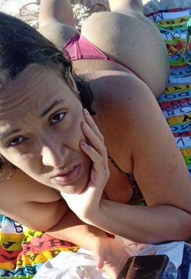 Esposa Brasileira - de calcinha na praia - femme culotte de plage