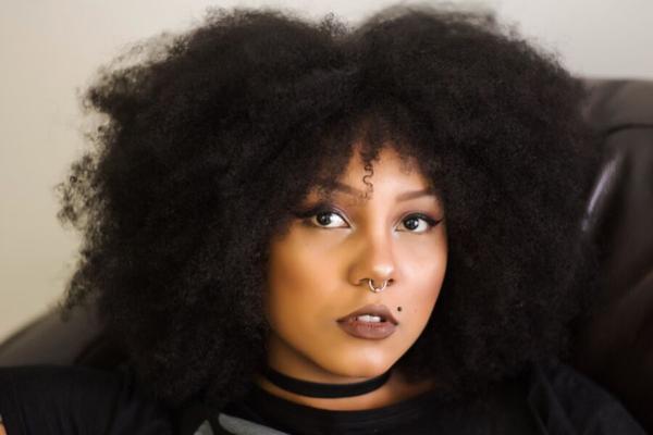 Amanda Alves  black cat eyes