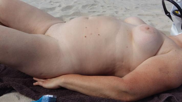 mature sur la plage (femme)