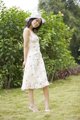 Beautés chinoises - Abbie C - Nue dans le jardin
