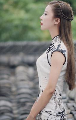 Modèle chinois portant un cheongsam fumant du tabac