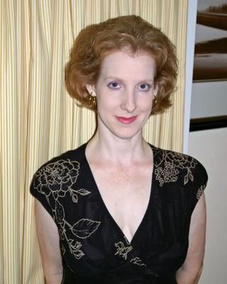 Claire, une MILF rousse et rousse mince et frappante