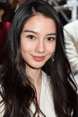 Angelababy s'occupe d'un hooligan blanc pendant ses vacances d'été