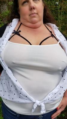 この巨乳のぽっちゃりボディは間違いなく快楽のために作られています