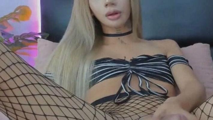 Trans Babe se masturbe de manière effrayante