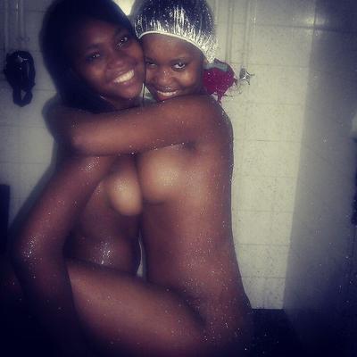 Filles noires sous la douche