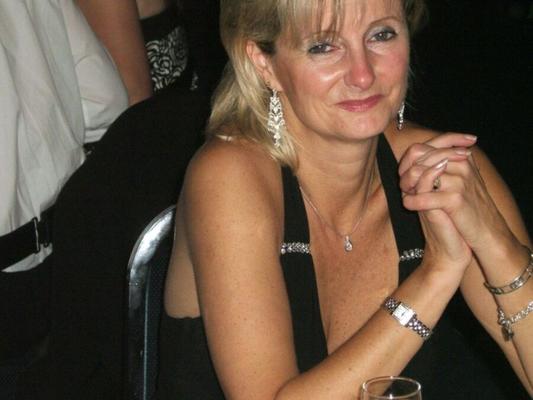 Horny UK Mature Swinger