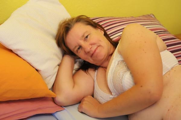 La abuela alemana Susanne se desnuda y se inserta un pepino