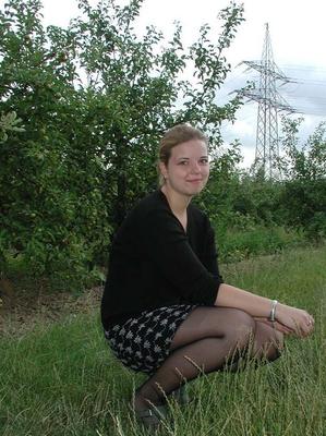 Karin adolescente alemã em meia-calça (Hocker)