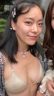 ビキニ姿の素敵なおっぱいを持つ韓国人