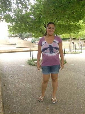 Gros seins, pieds, Latina Sarah