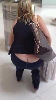Reppuzan exhibe son cul candide et baise en bikini contre des batailles wi