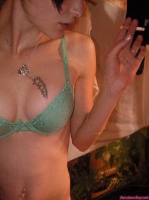 Une ado allemande qui fume fait des photos nues chaudes