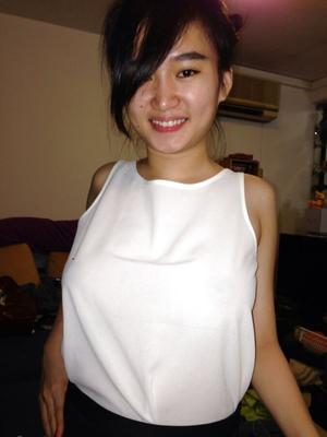 Chica china aficionada que viaja a Singapur