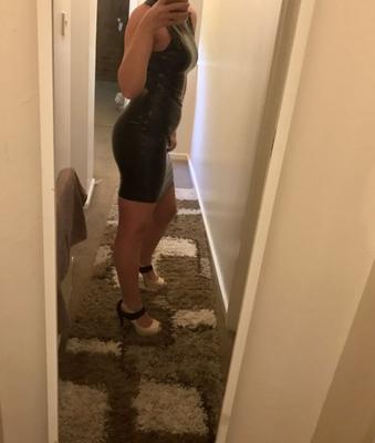 Une petite femme salope britannique adore s'habiller pour le sexe en PVC et en lingerie