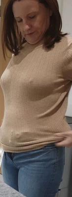 ほんのり透けた服を着た恥じらい妻