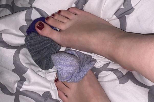 Ash zieht ihre schmutzigen, stinkenden Socken aus