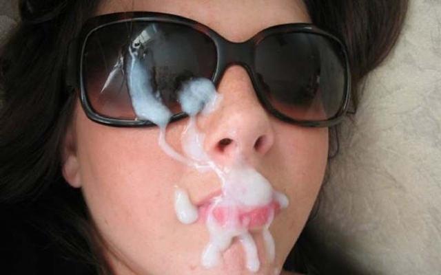 Copines avec une bite dans la bouche et du sperme sur le visage