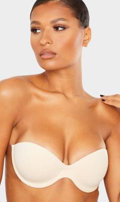 des stars en soutiens-gorge de taille raisonnable