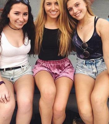 Trio d'adolescents.  