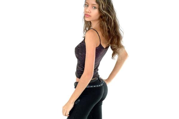 Dr. Beleza's Non-Nude 30 - Latina-Teenager mit Beutebrüsten gekleidet