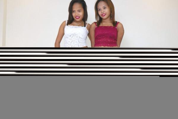 Fucking for Money - Les sœurs Pinay travaillent comme prostituées touristiques