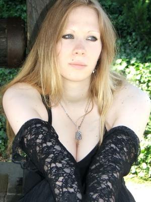 Femme chaude aux seins souples naturels