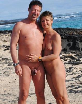 Mature rasée et percée
