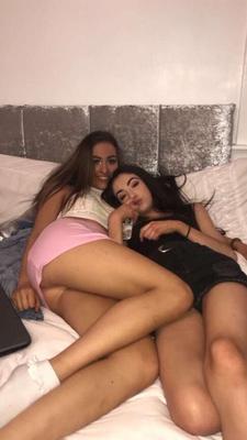 Fille taquine en attendant au lit