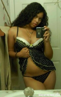 Fille latine nue devant le miroir