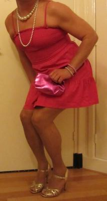 Moi Cindy Cross se travestissant dans une robe d'été rose