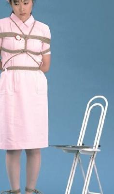 Une infirmière japonaise chic profite d'un bel acte de gode par de nombreux gars