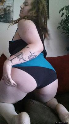 D'énormes fesses sur une femme blanche