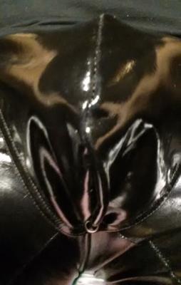 Je me sens sexy dans mon pantalon moulant. 