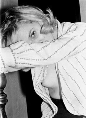 Janet baisable montre ses petits seins